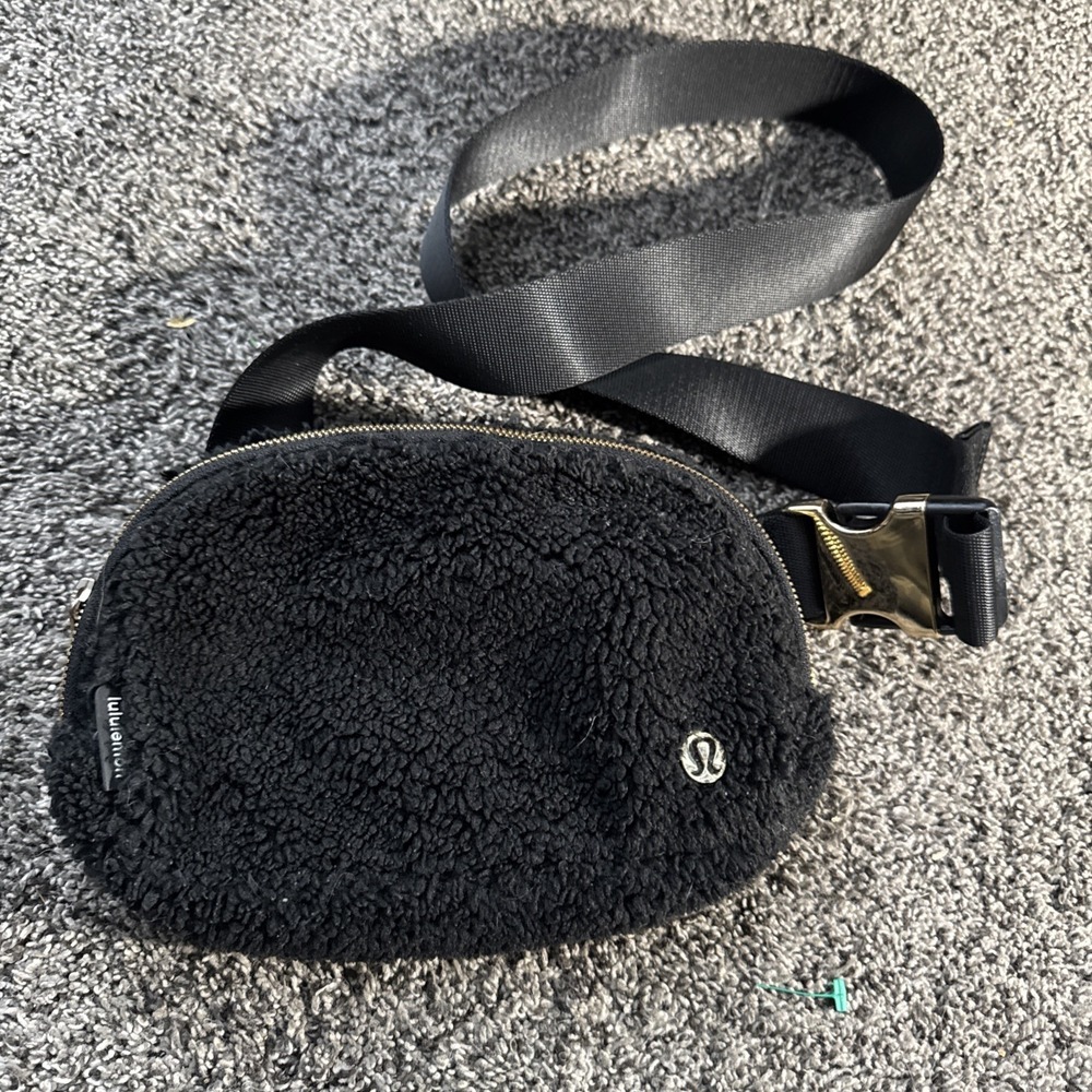 Lululemon Everywhere Belt Bag Fleece 1L Black /Gold